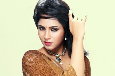 Arshi Khan Creates a Huge Sensation},{Arshi Khan Creates a Huge Sensation