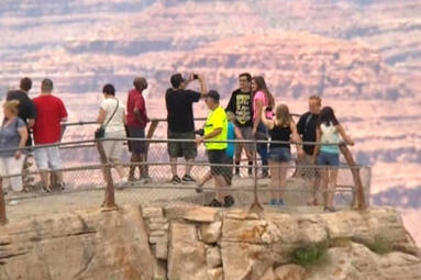 A Tourist From Hong Kong Falls To Death From Grand Canyon While Taking Photos