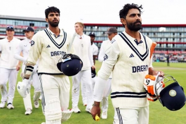 India refused an early draw in Manchester with England