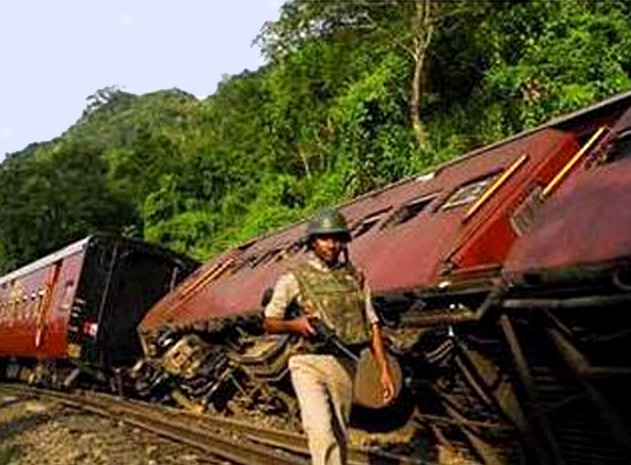 Kolkata- Haldibari Express derails in Bengal!