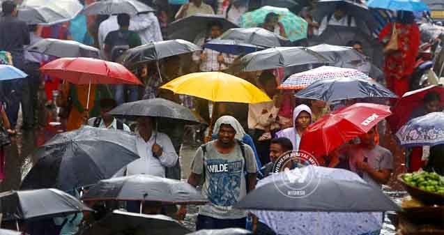 Torrential rains halt Mumbai},{Torrential rains halt Mumbai