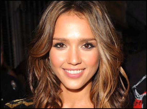 Jessica Alba to host Social Star Awards!