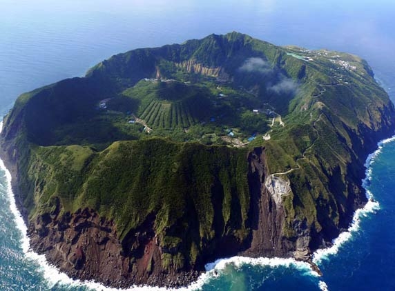 Strong earthquake hits Volcanic Japanese island!