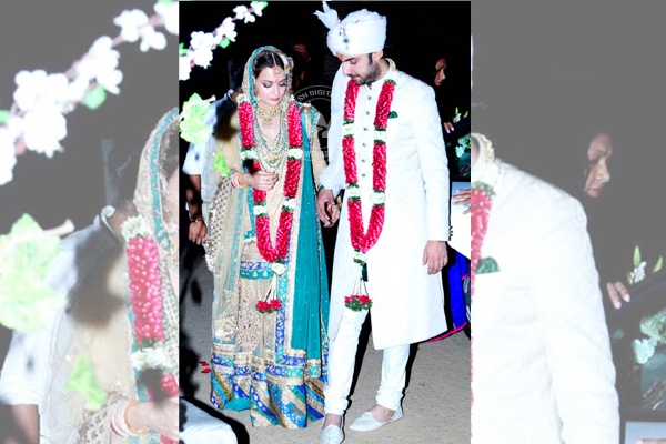 Why Dia Mirza interrupted the pandit in between her wedding?},{Why Dia Mirza interrupted the pandit in between her wedding?